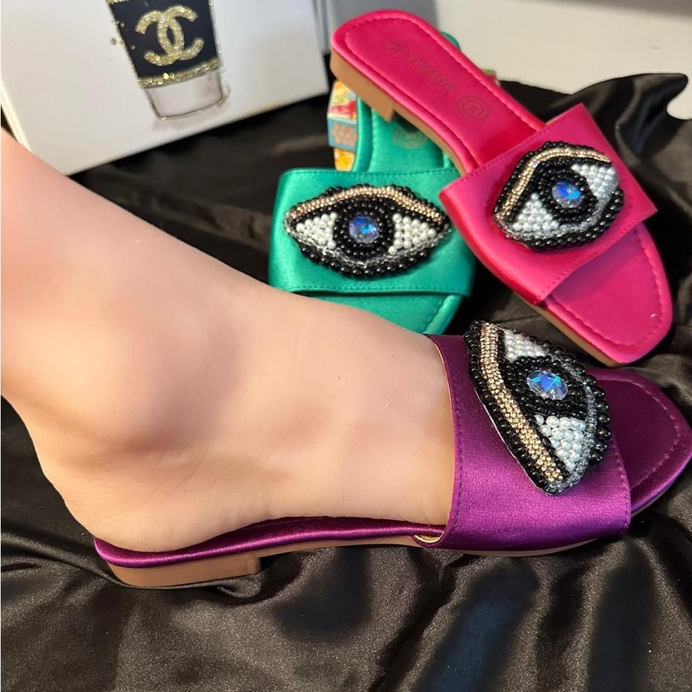 Chic Beaded Eye Women's Slide Sandals. Size 6